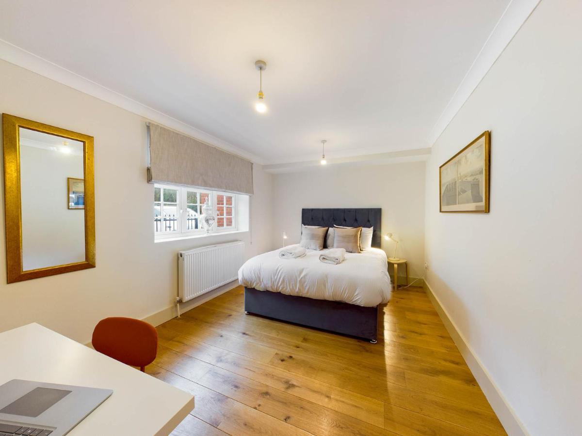 Redhill Town Centre Apartments By Livingo Exterior photo