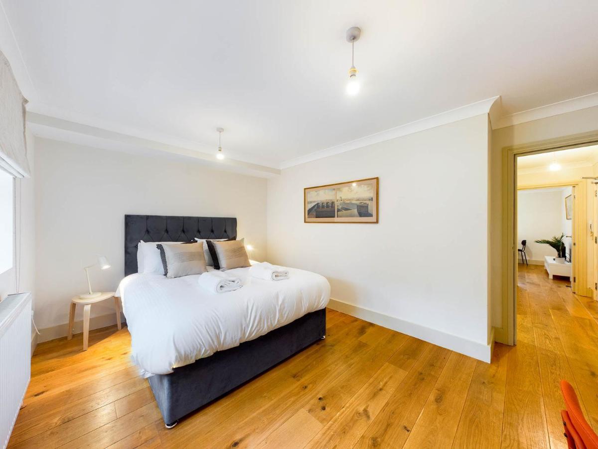 Redhill Town Centre Apartments By Livingo Exterior photo
