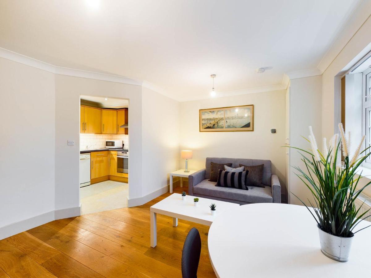 Redhill Town Centre Apartments By Livingo Exterior photo