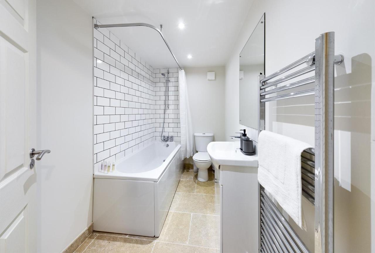 Redhill Town Centre Apartments By Livingo Exterior photo